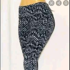 Victoria's Secret VSX Sport Knockout Crop Pants - Size Small